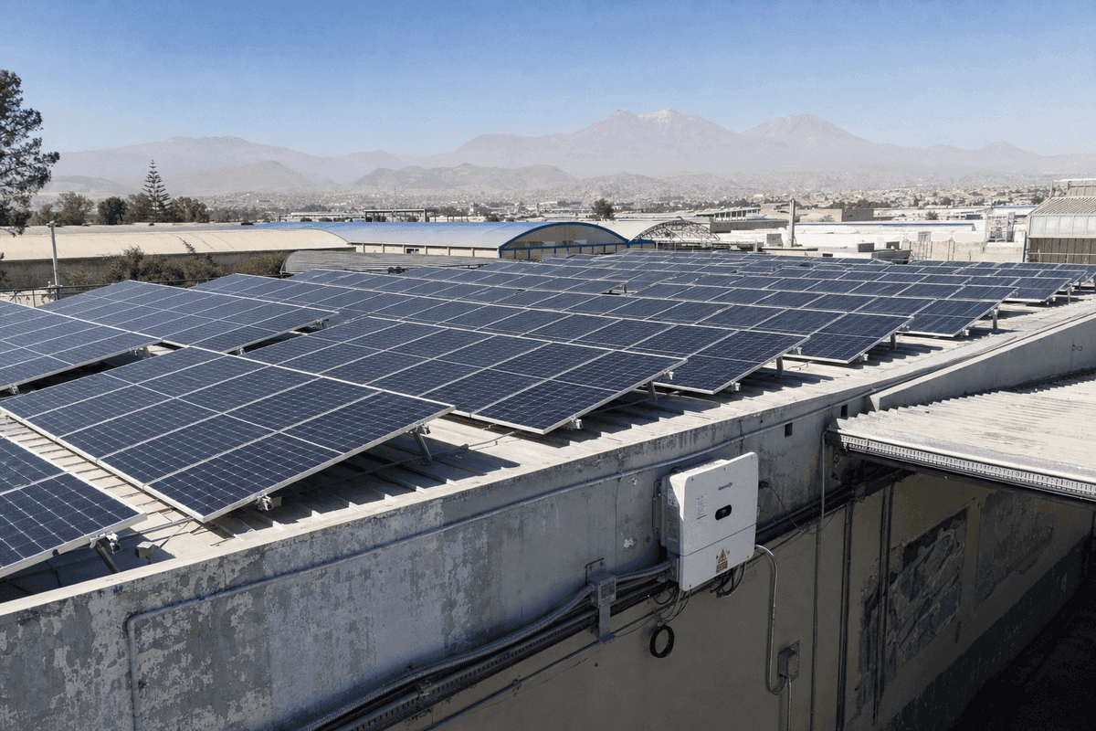 Analyse du marché des systèmes solaires PV à Arequipa : guide de configuration pour toiture industrielle de 1.3 MW