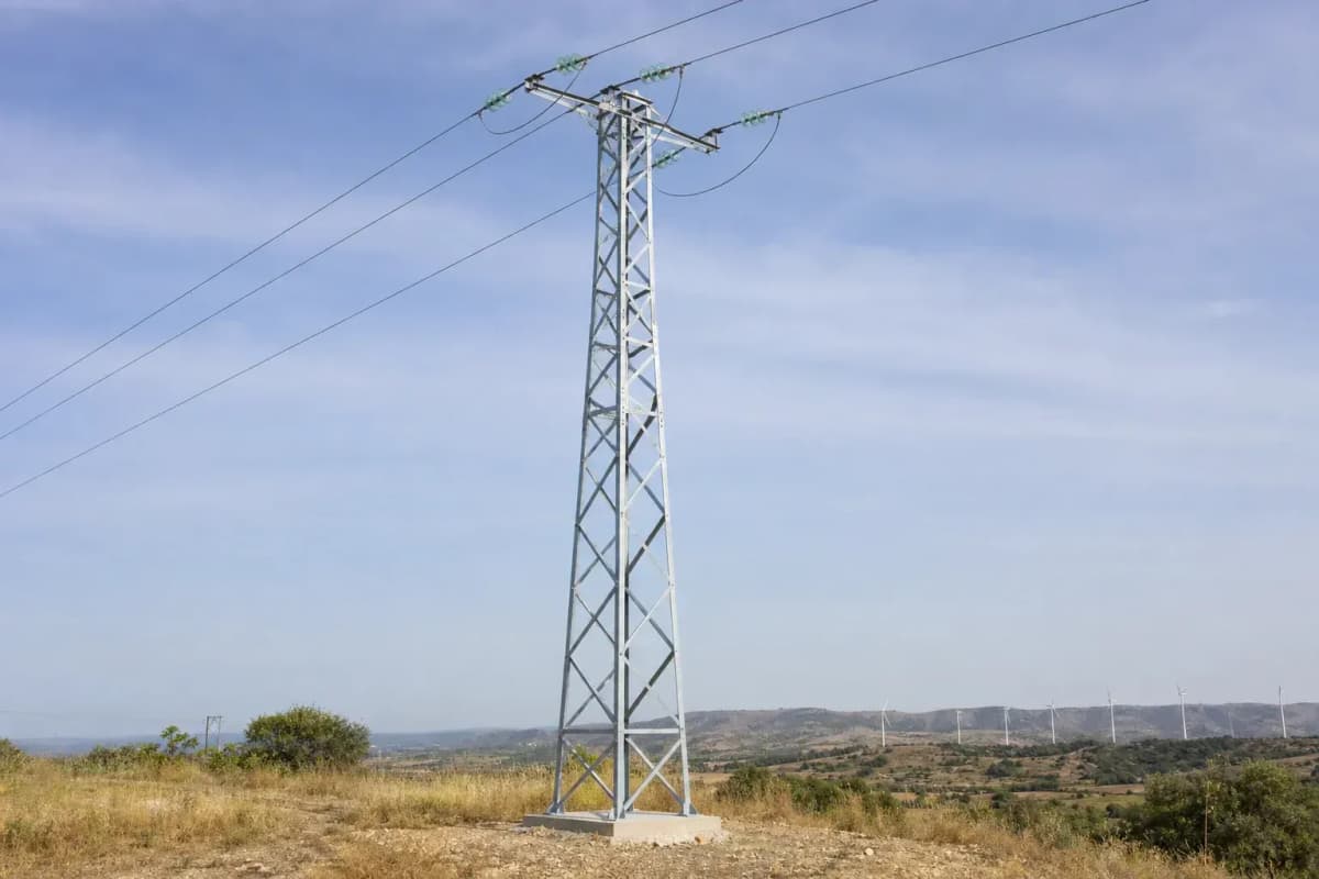 18m 35kV Lattice Distribution Slip-Joint - Single-Circuit Steel Tower deployed in an international application environment